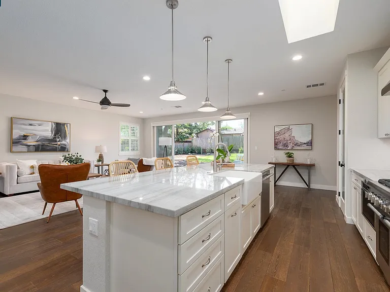 1397 Boulevard Way — Photo 2