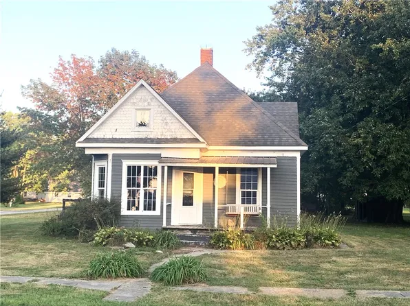 108 N Walnut St, Oconee, IL 62553