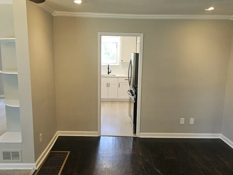 551 E Webster Ave — Photo 7