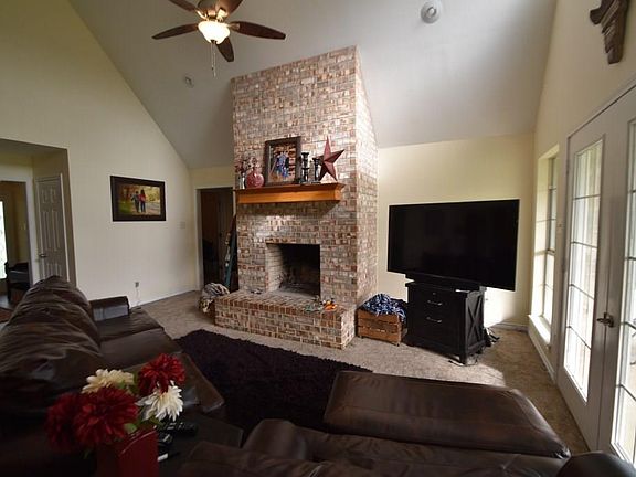 5th image of 366 Shelly Ln