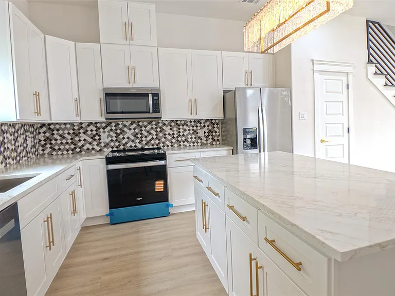 819 N Loop — Photo 16