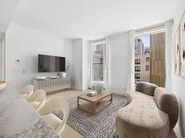 215 W 28th St #6E, New York, NY 10001