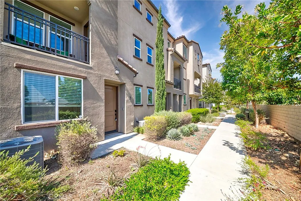 4 bed, 3.5 bath, 1797 sqft, $4,100 — Photo 1