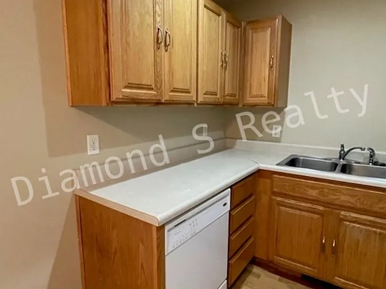 2415 W High St — Photo 6