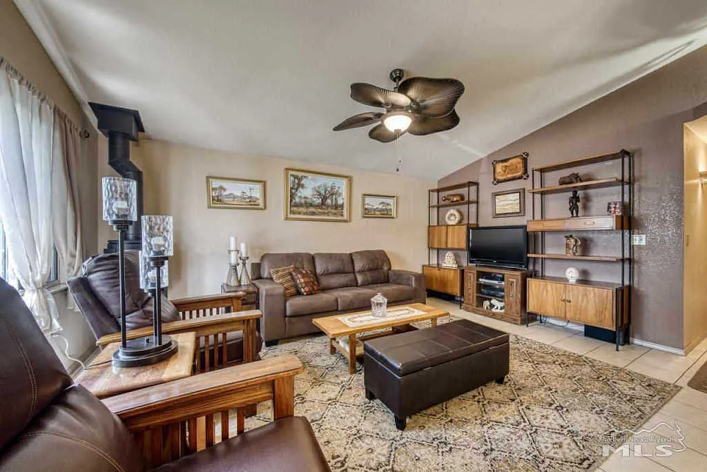 1066 Lindsay Ln photo 1