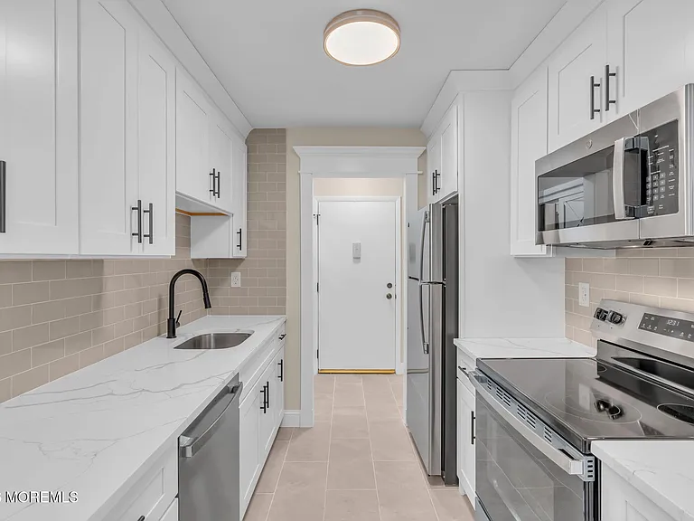 168 Amberly Dr #D — Photo 11