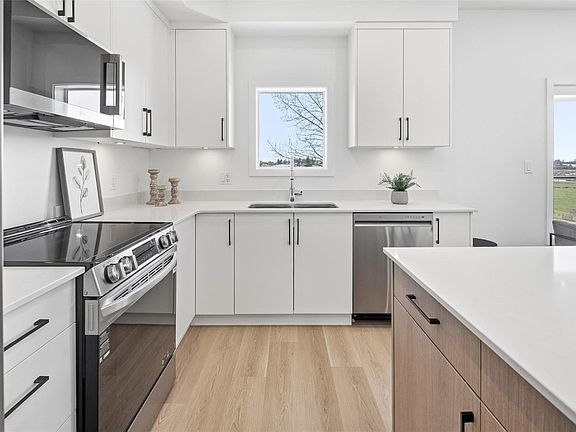 4th image of 7043 Central Saanich Rd #201