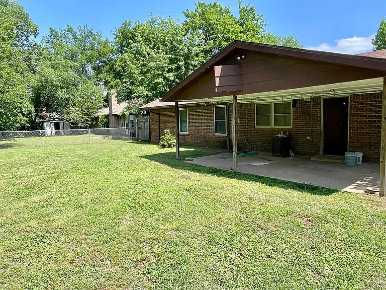 1715 Lancaster Cir — Photo 32