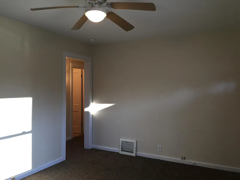 Living room 10'4"x14'1"