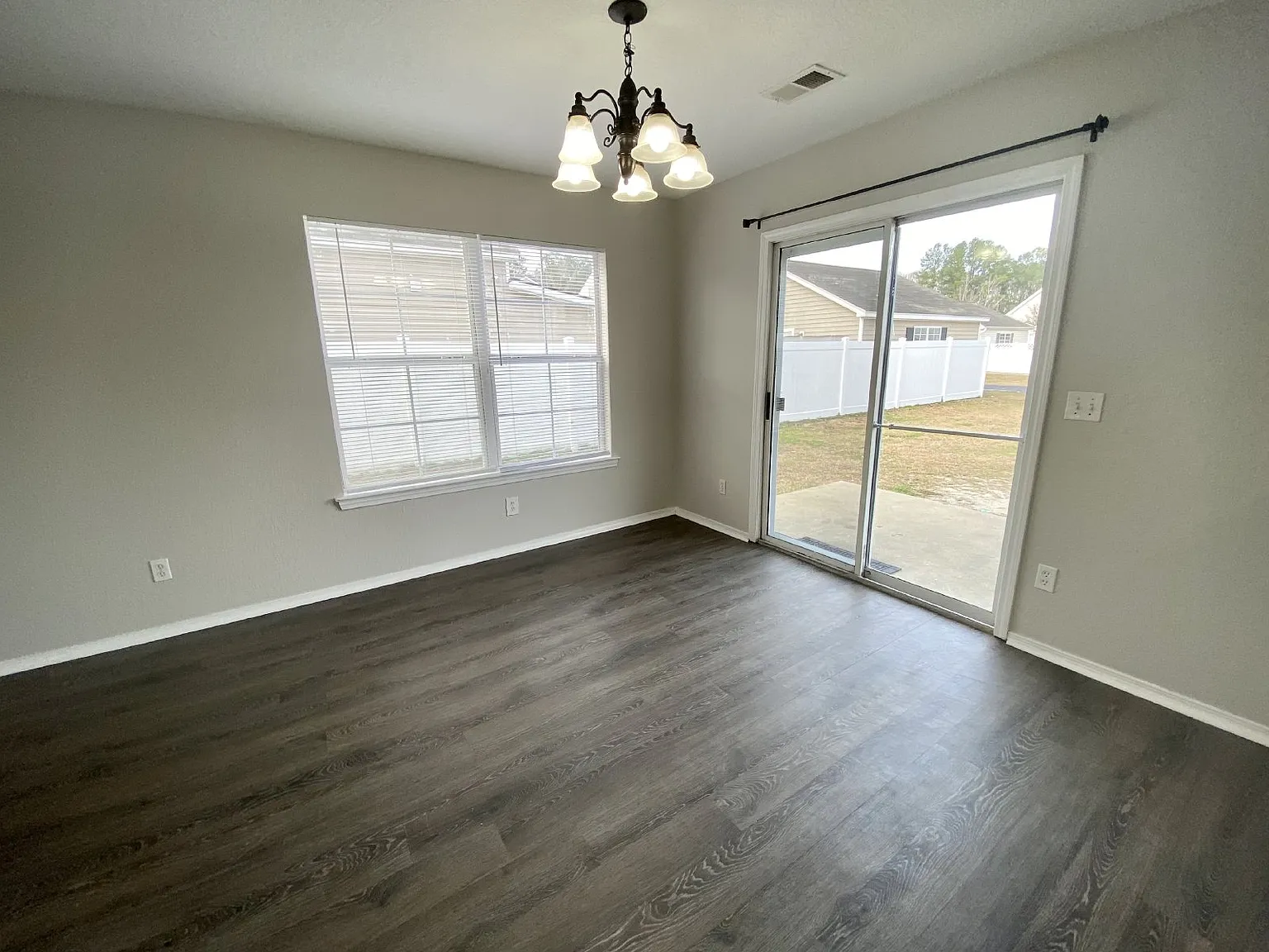 3 bed, 2.5 bath, 1320 sqft, $2,125 — Photo 4