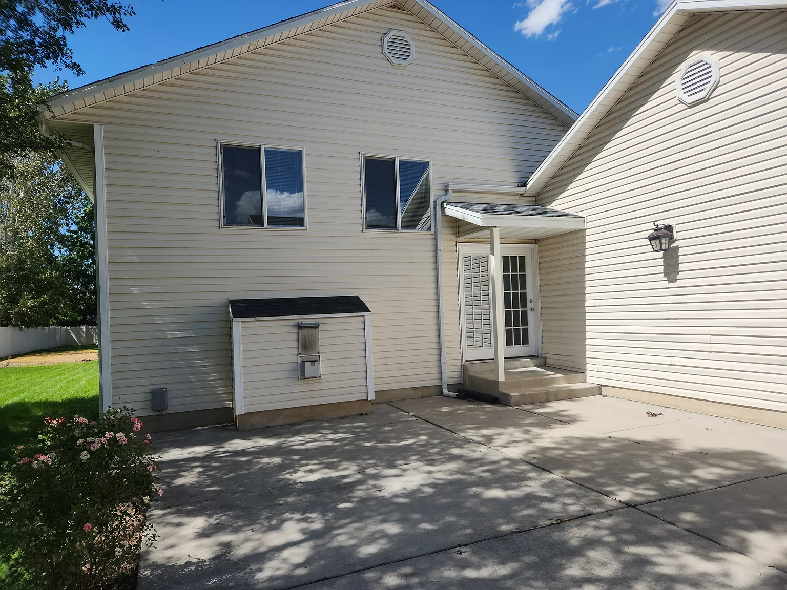 3 bed, 2600 sqft, $2,200 — Photo 2