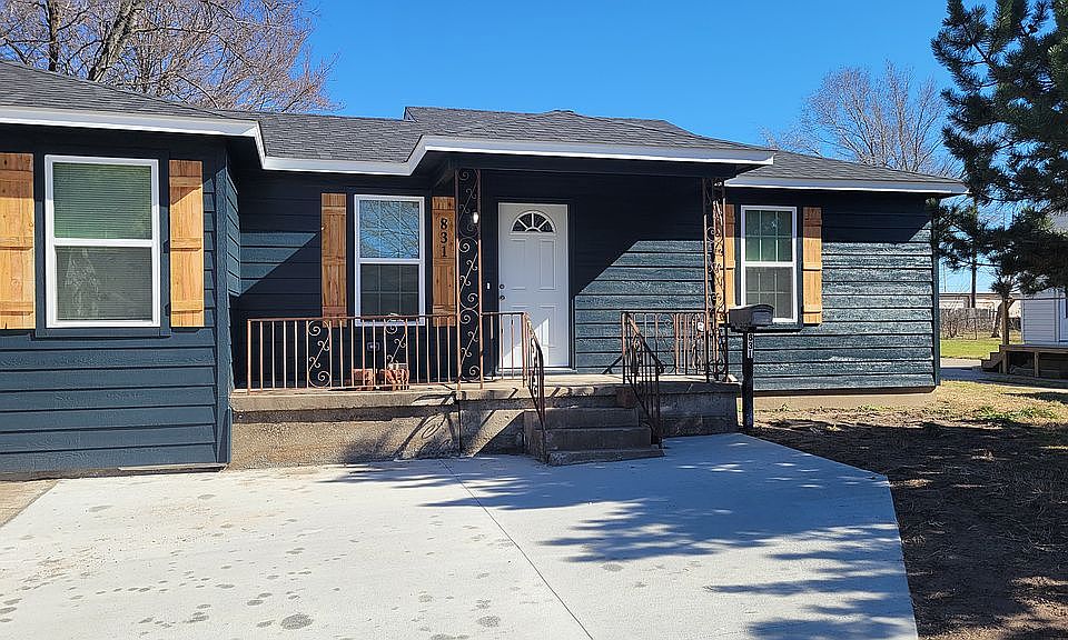 2nd image of 831 N Oxford Ave