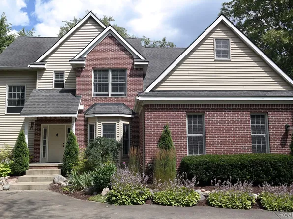 8499 Bishop Rd, Brighton, MI 48116