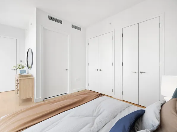 555 West 45th Street image 8 of 27