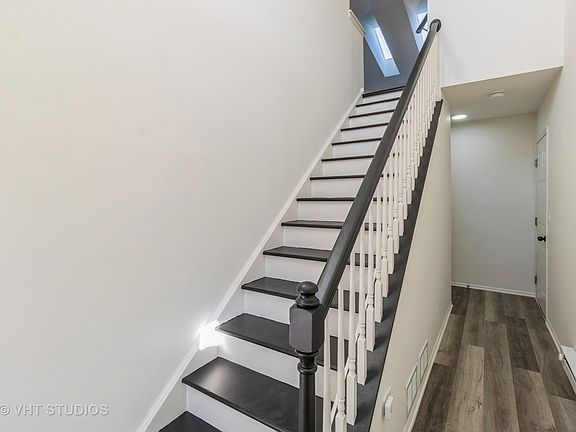 2nd image of 572 Lancaster Cir Unit 572