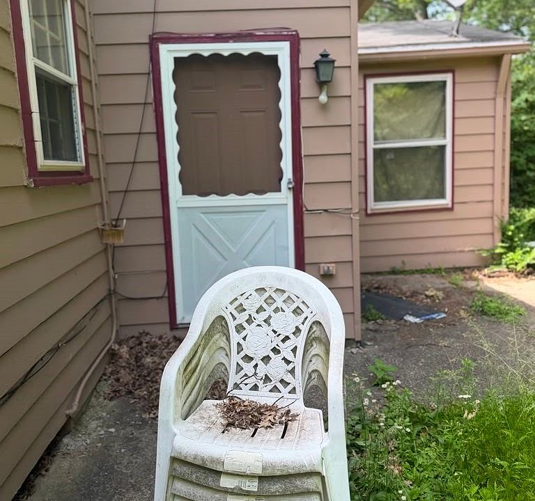 2nd image of 1105 Hereford Rd