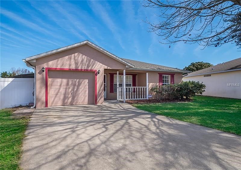 Front of home with nice curb appeal