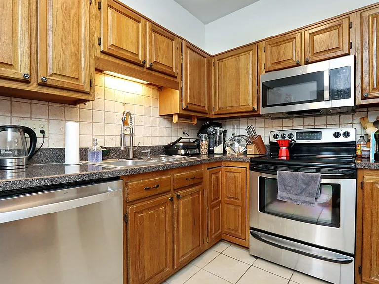 1356 Lake Dr — Photo 9