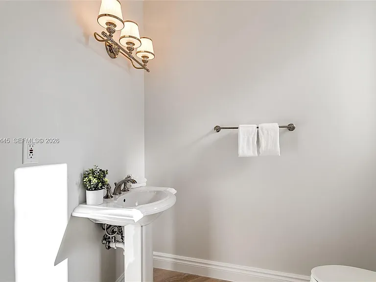 709 Idlewyld Dr — Photo 36