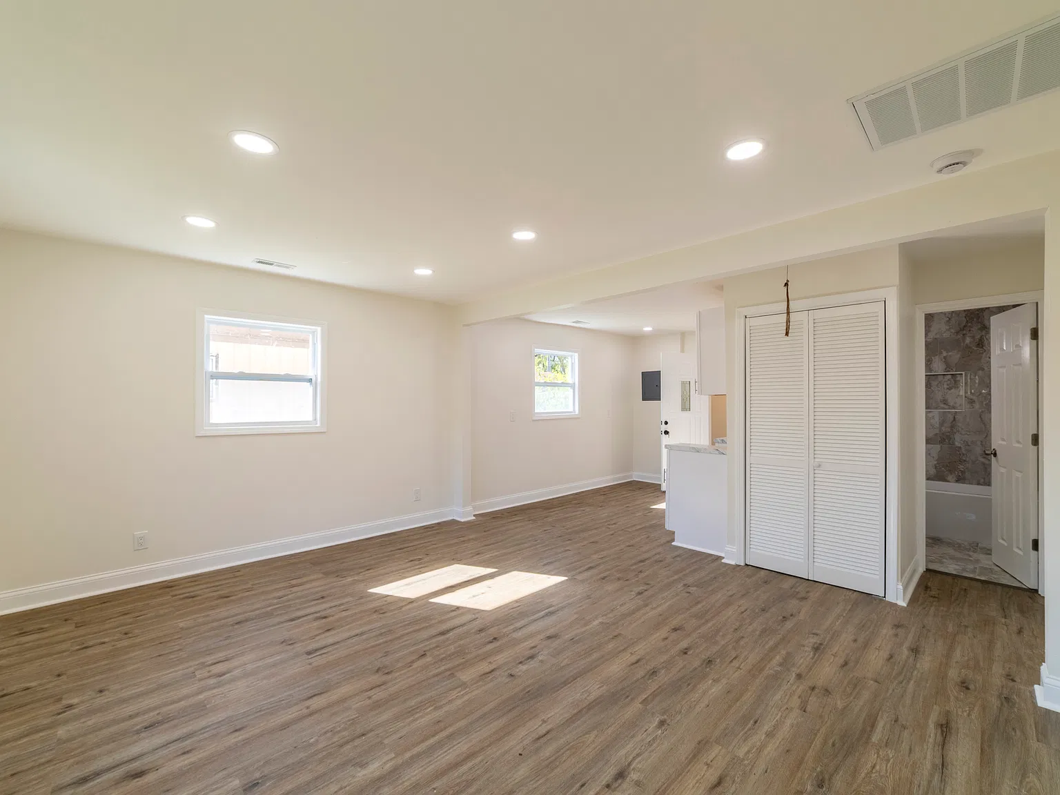 2 bed, 650 sqft, $1,600 — Photo 3