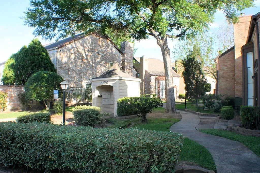 2 bed, 1.5 bath, 1214 sqft, $1,475 — Photo 3