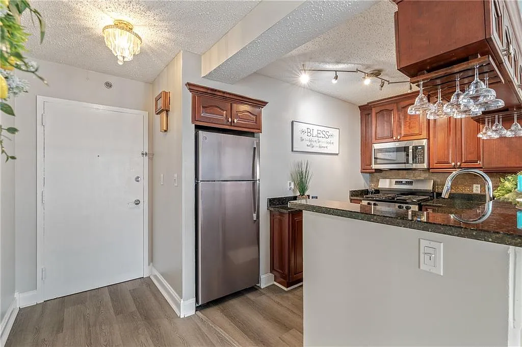 2 bed, 1.0 bath, 992 sqft, $2,300 — Photo 3