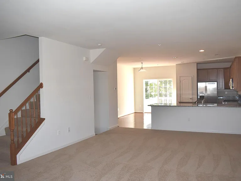 9421 Adelaide Ln — Photo 5