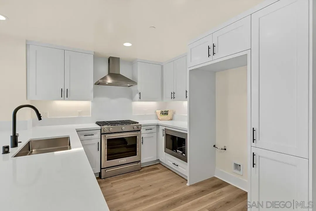 2 bed, 2.0 bath, 940 sqft, $5,250 — Photo 4