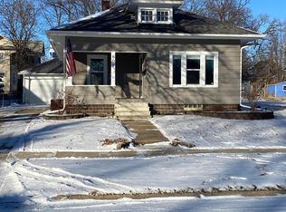 606 3rd St SE, Independence, IA 50644