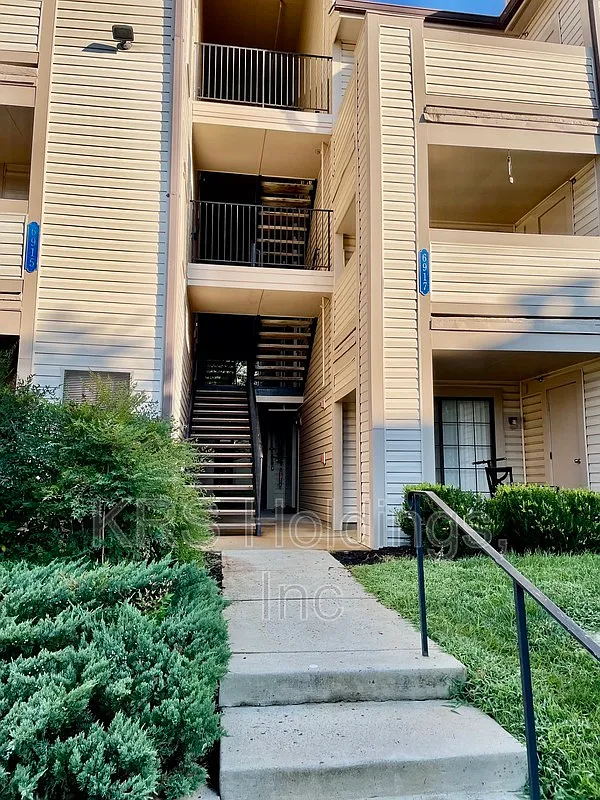 2 bed, 2.0 bath, 951 sqft, $2,395 — Photo 2