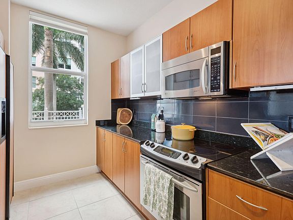 4th image of 806 E Windward Way #217