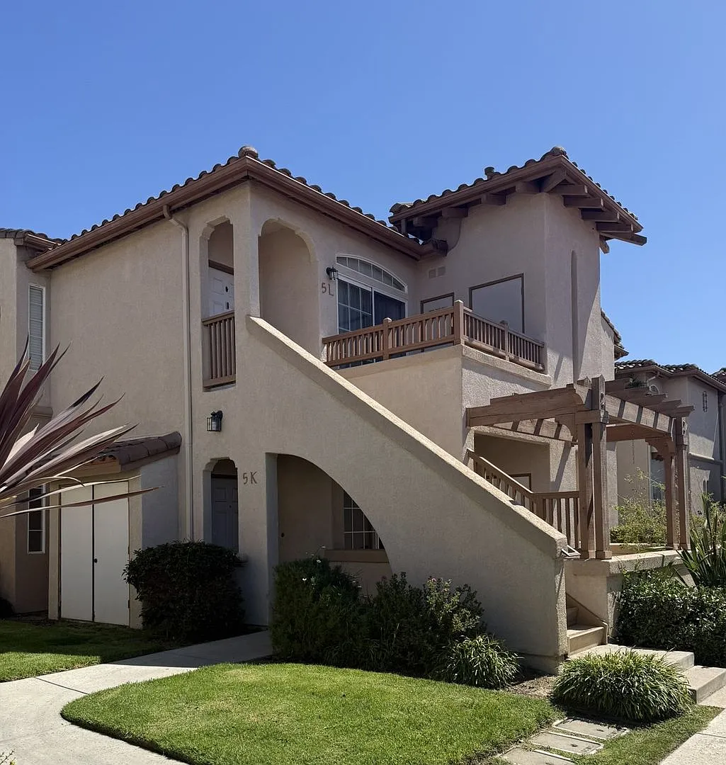 3 Bedroom Luxury Condo in Sunrise Hills — Photo 1