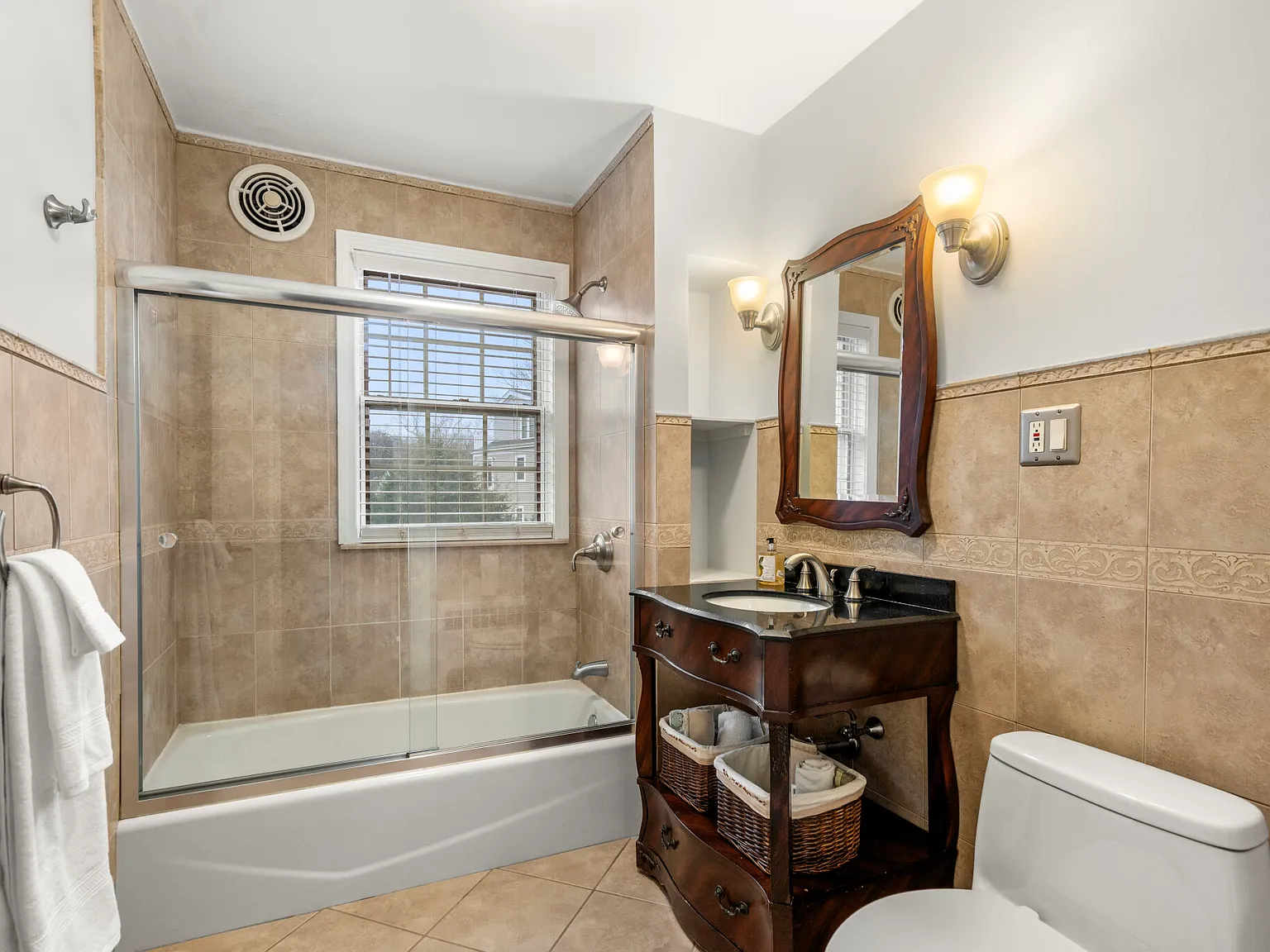 3 bed, 2.5 bath, 9999 sqft, $5,400 — Photo 2
