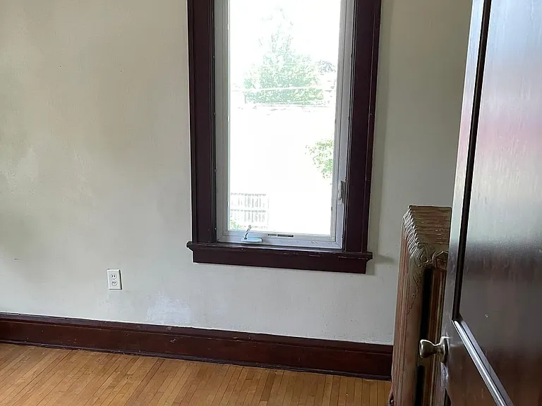 949 Margaret St — Photo 3
