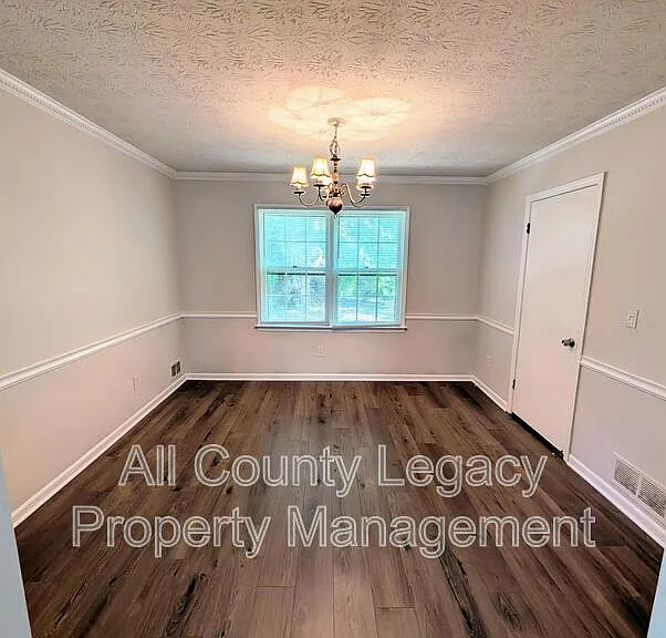 1422 Fairfield Dr SW — Photo 4