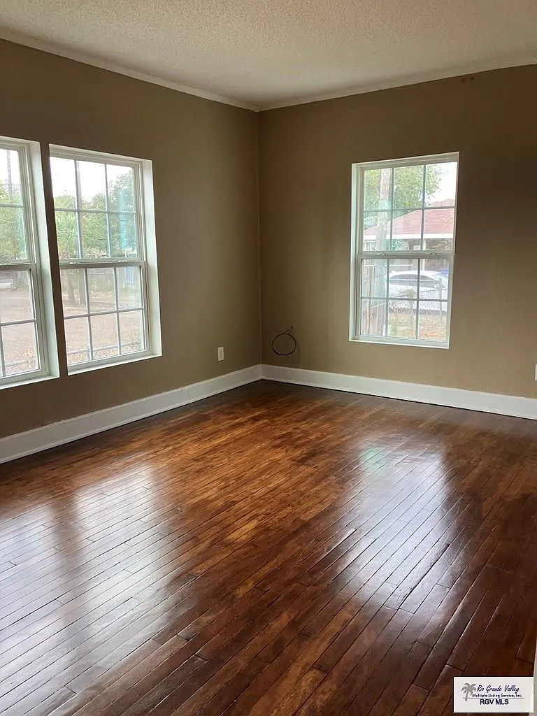 3 bed, 2.0 bath, 2191 sqft, $1,500 — Photo 2