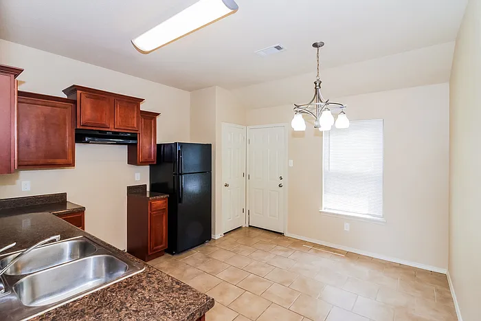 3 bed, 2.0 bath, 1296 sqft, $1,545 — Photo 4