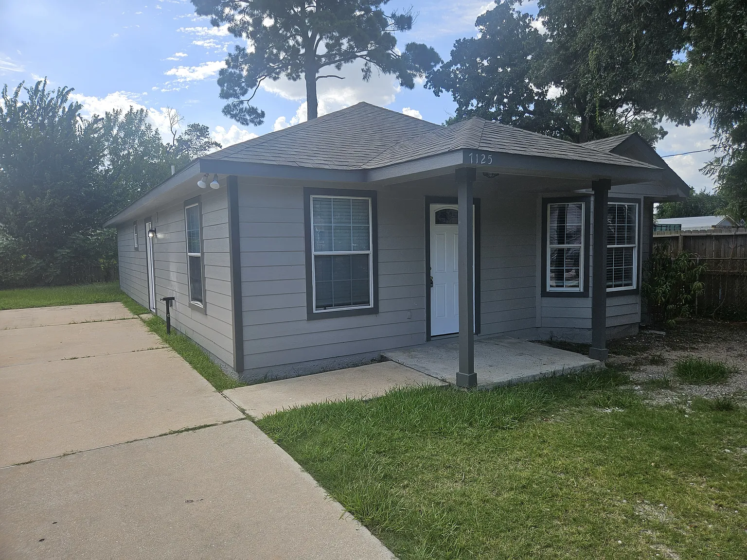 3 bed, 1296 sqft, $1,900 — Photo 1