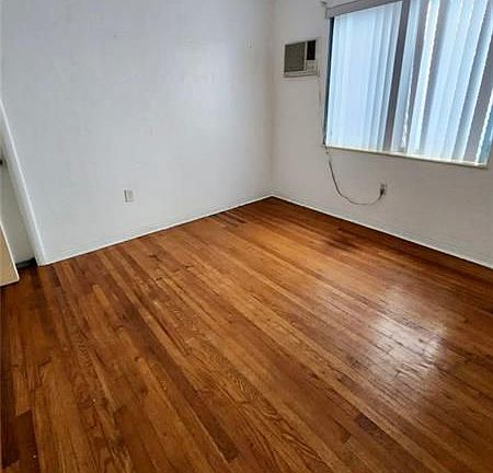 4th image of 7921 Carlyle Ave