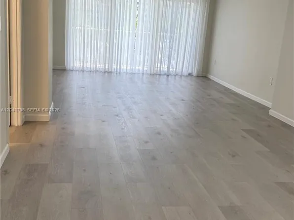 300 Bayview Dr, Sunny Isles Beach, FL