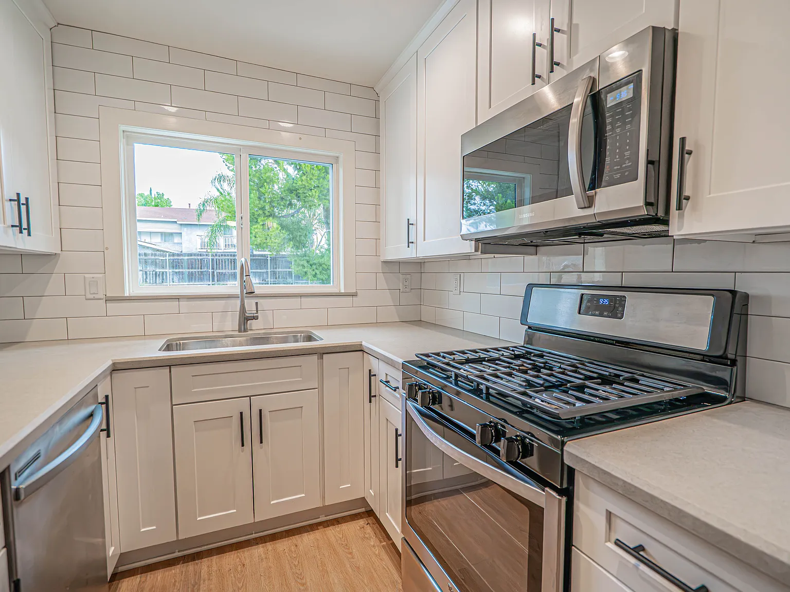 2 bed, 800 sqft, $2,495 — Photo 2
