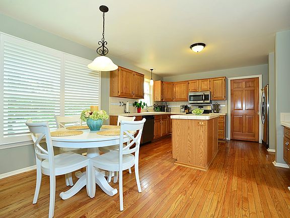 5th image of 302 Hillcrest Dr