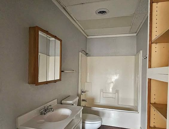 4th image of 312 Sycamore St #10