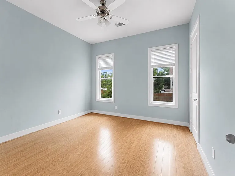 1121 Moy St — Photo 17