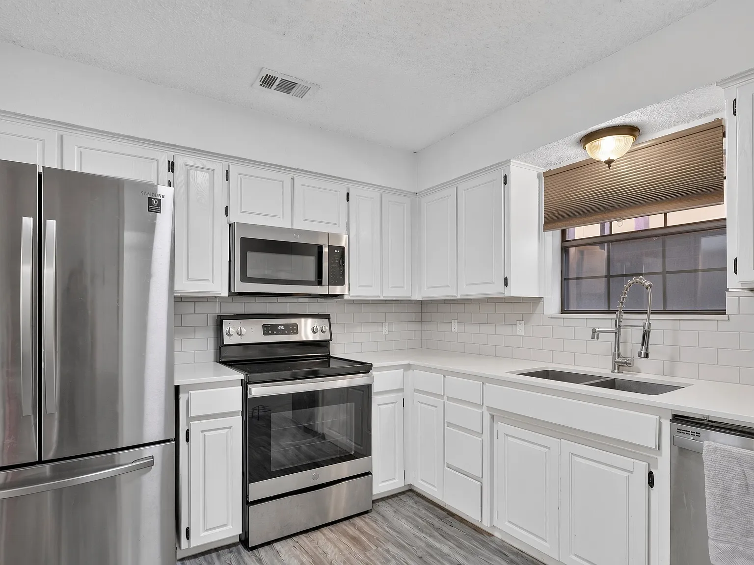 3 bed, 1912 sqft, $2,390 — Photo 3