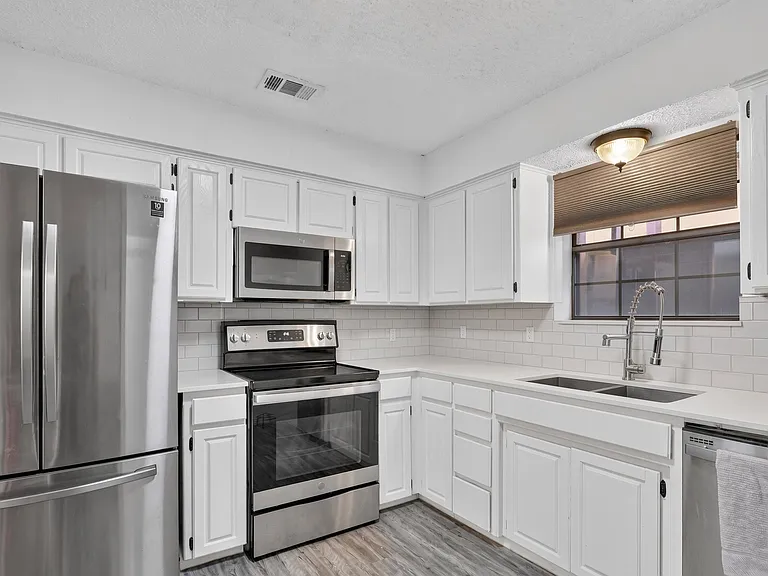 2324 Markland St — Photo 3