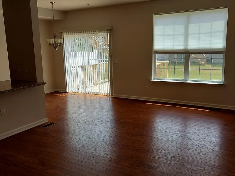 1377 Caspian St — Photo 3