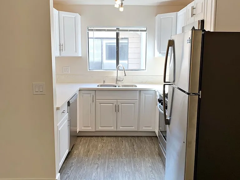 1010-1012 E Acacia Ave — Photo 41