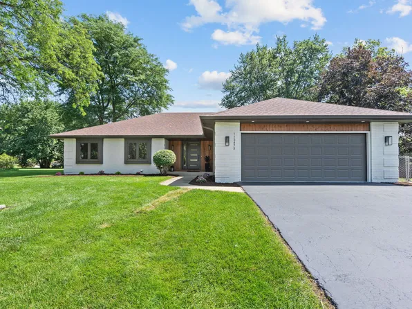 11S475 Walter Ln, Naperville, IL 60564