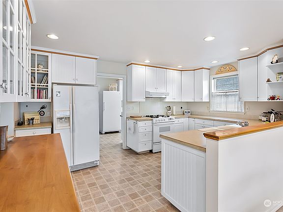 3rd image of 2243 Gardiner Drive